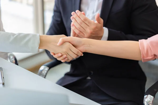 Zakenman Schudt Handen Een Deal Sluiten Met Zijn Partner Collega — Stockfoto