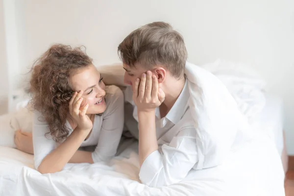 Jeune Couple Romantique Mignon Couché Face Face Lit — Photo