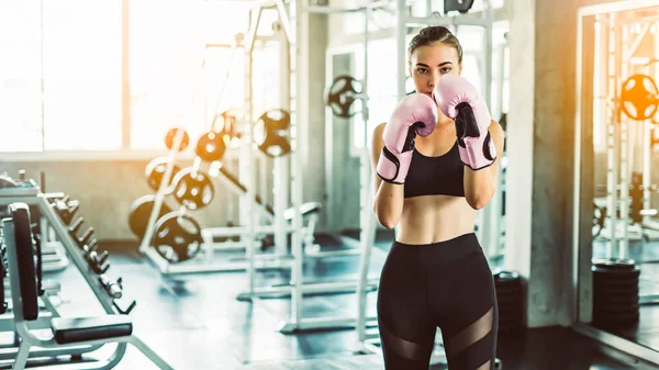 Retrato Una Joven Atleta Confiada Posando Guantes Boxeo Atractiva Mujer —  Fotos de Stock