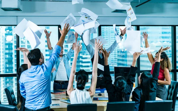 Multiétnica Diversificada Grupo Empresários Comemorando Jogando Papéis Divertindo Escritório Pessoas — Fotografia de Stock