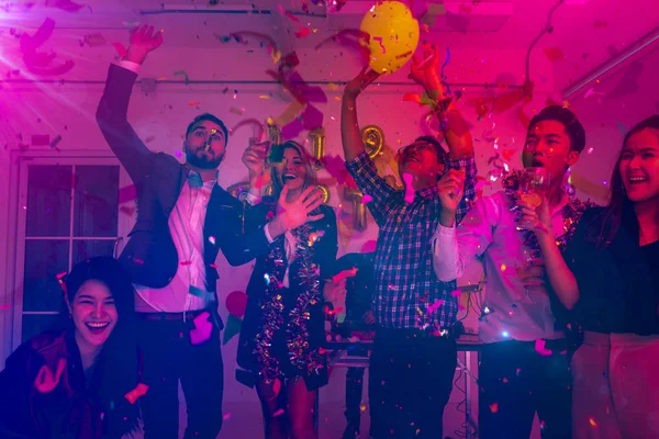 Mensen Een Feestje Nachtclub Vriendengroep Vieren Feest Gooien Confetti Onder — Stockfoto