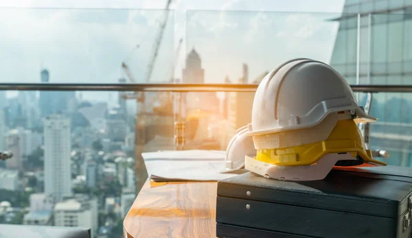 Casque Sécurité Dur Blanc Jaune Bleu Pour Projet Sécurité Ouvrier — Photo