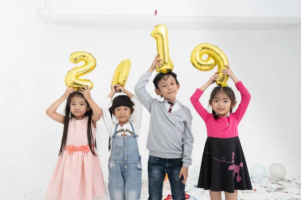 Gruppe Von Kindern Feiern Weihnachten Und Ein Glückliches Neues Jahr Stockfoto