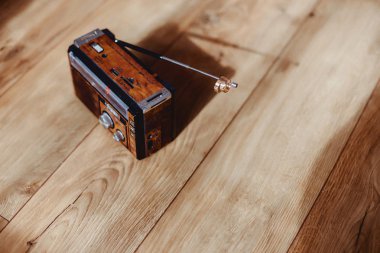 Alyans güneş gölgeler ile katta ile radyo