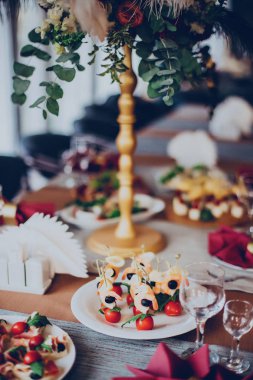 Düğün yemeği dekorasyonu bir bordo renkli restoran olarak arka plan üzerinde