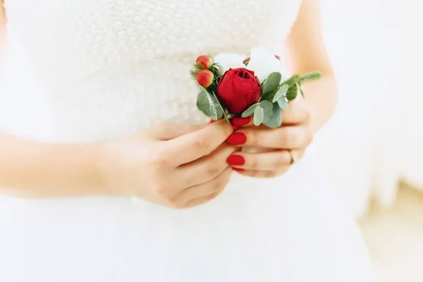 Wedding bouquet in the hands — Stock Photo, Image