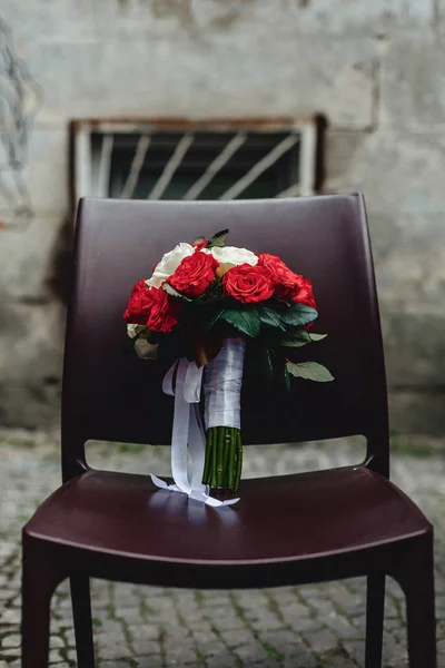 Ramo de boda en la silla — Foto de Stock