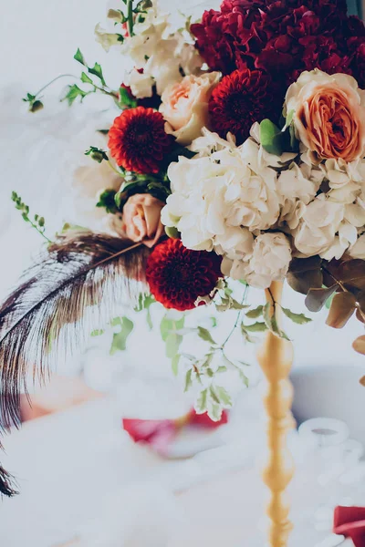 Decoración de un restaurante de boda en color granate con flores — Foto de Stock