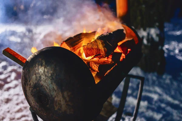 mangal duman karla kaplı kompleks içinde