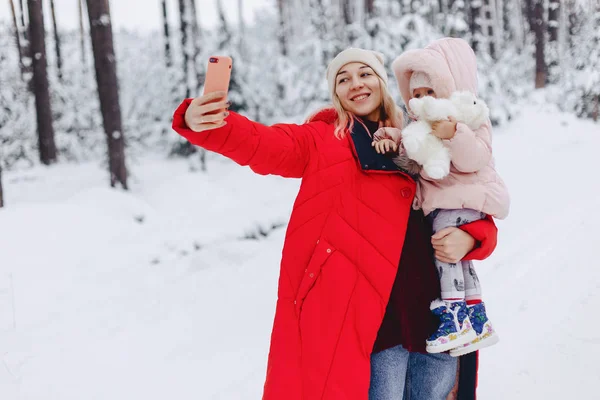The mom holds a small daughter doing a selfie — Stock Photo, Image
