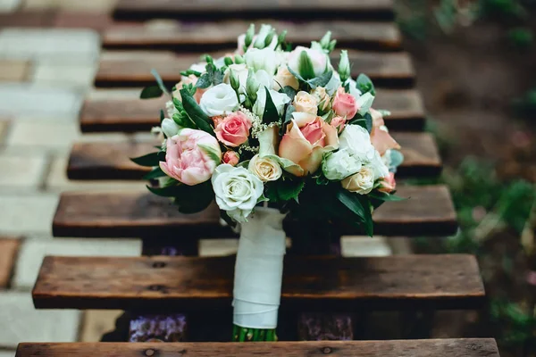 Ramo de boda para novia de rosas y otras grandes flores — Foto de Stock