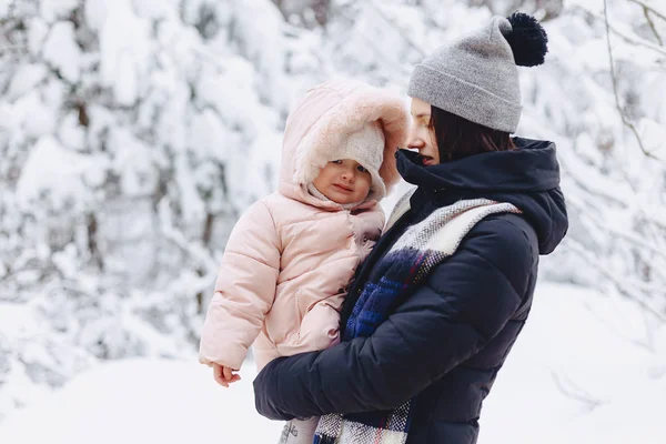 Jeune jolie fille tient petit bébé sur ses mains en hiver — Photo