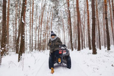 Bir erkeğin yakınındaki dört kiralama ormanın ortasında duran