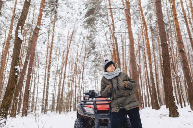 Bir erkeğin yakınındaki dört kiralama ormanın ortasında duran