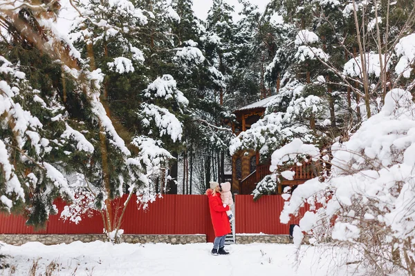 Mère avec bébé marche pittoresque chalet de campagne à — Photo