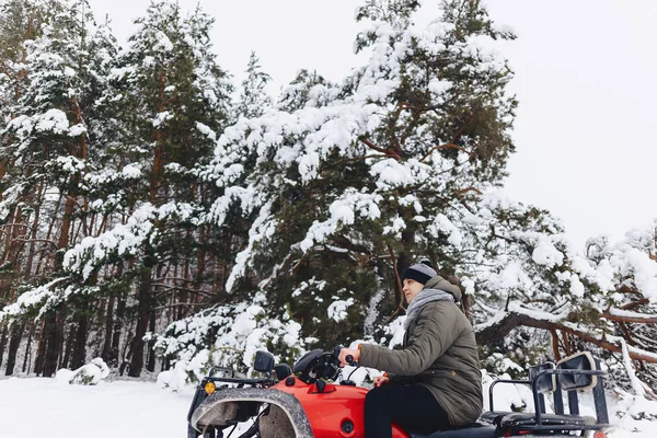 De man rijdt een motorfiets in een besneeuwde weer — Stockfoto