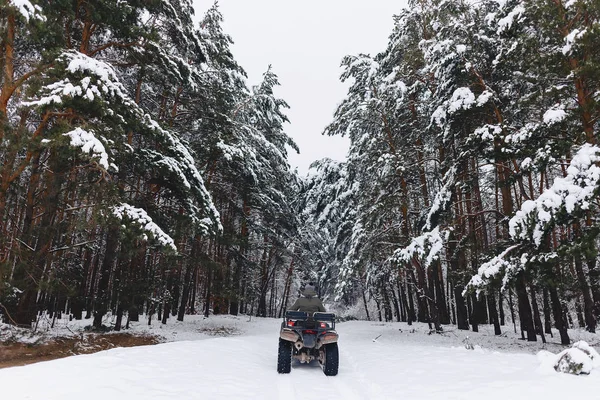 Хлопець їде на мотоциклі в сніжну погоду — стокове фото