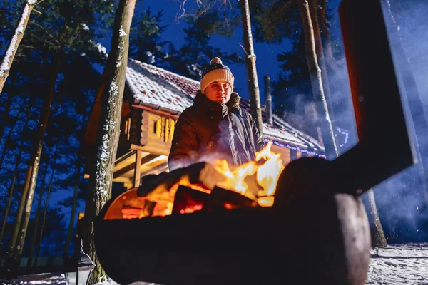 Un homme frites viande grillée sur le fond de la maison i — Photo