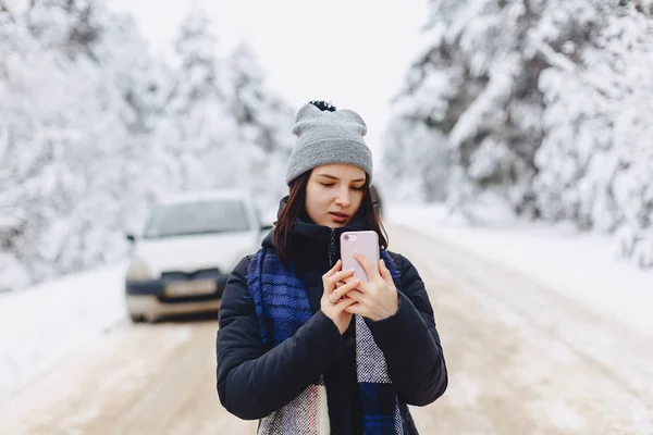 女孩在冬天衣裳在雪森林路采摘风景 — 图库照片