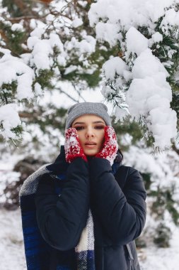 Kız warmes yanakları, p soğuk kışın eldiven