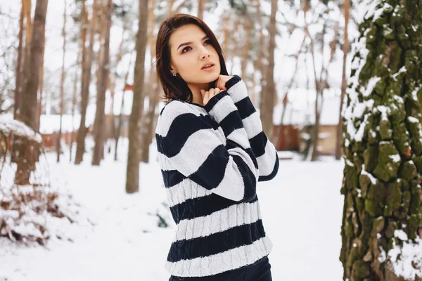黑色和白色毛衣的年轻女孩在寒冷的森林 — 图库照片