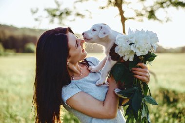 Kız ile bir köpek yavrusu bir bisiklet arka alanına yürüyor 