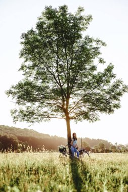 Kız ile bir köpek yavrusu bir bisiklet arka alanına yürüyor 