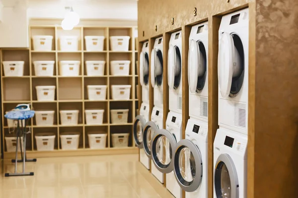 Kurutucular ve kurutma makinesi çamaşır odası
