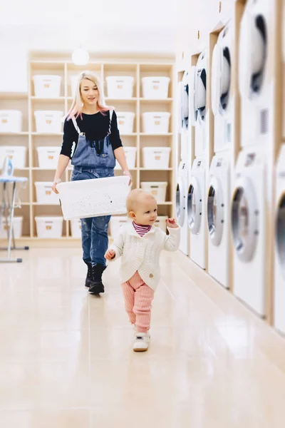 Μαμά και το μωρό στο πλυντήριο να πάρουμε τα πράγματα και να παίξετε — Φωτογραφία Αρχείου
