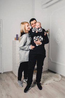 veliler bir çocukla piyon ve eğlenceli oyun