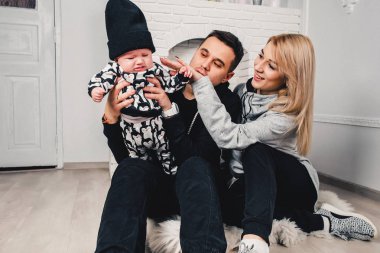 Anne ile çocuk yere otur ve oynamak ve eğlenmek