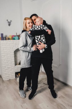 veliler bir çocukla piyon ve eğlenceli oyun