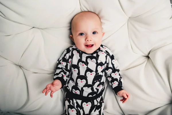 Pequeno bebê deitado em um balanço redondo e sorrindo — Fotografia de Stock