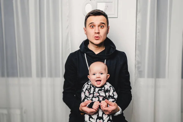 Pappa och lilla bebis visar olika känslor i kameran — Stockfoto