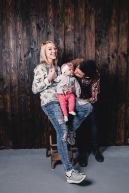 Annem ve babam bir barda bebekleri ile karşı bac sandalye