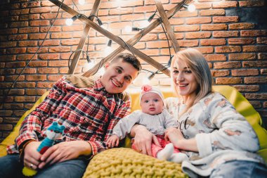 Anne, baba ve bebek koltuğu ve kucaklama oturmak