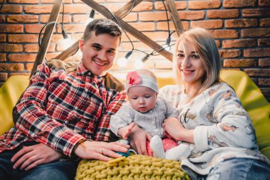 Anne, baba ve bebek koltuğu ve kucaklama oturmak