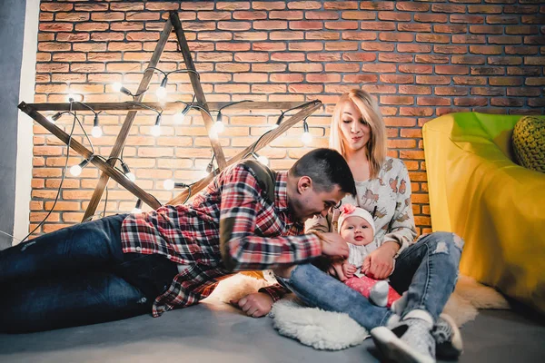 Arka planda bir yıldızın ampuller ile onların çocuk ile anne — Stok fotoğraf