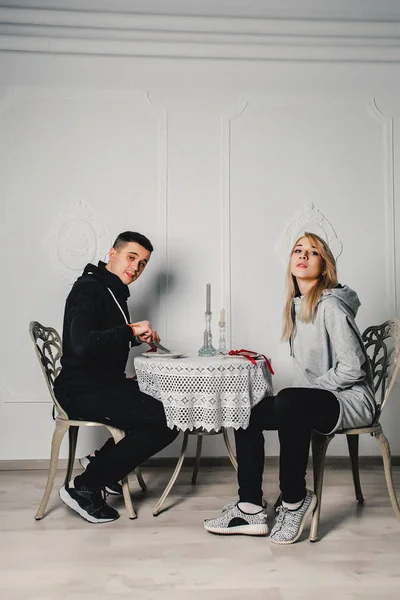 Una joven pareja cenando en la mesa en la habitación y divertirse — Foto de Stock