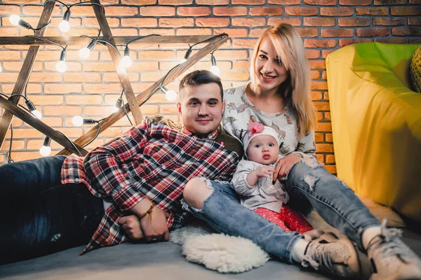 Rodzice z dzieckiem na tle gwiazdę z bulw — Zdjęcie stockowe