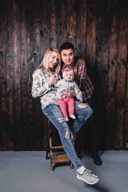 Annem ve babam bir barda bebekleri ile karşı bac sandalye