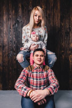 Annem ve babam bir barda bebekleri ile karşı bac sandalye