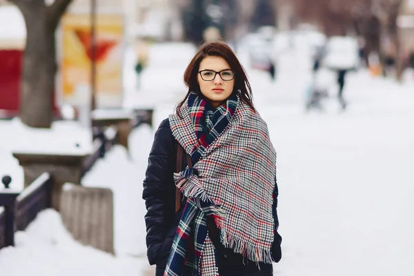 Roztomilá dívka v brýlích a šátek — Stock fotografie