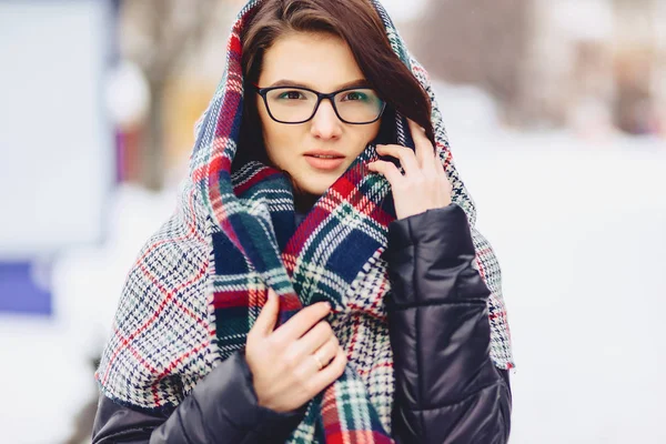 Linda chica en gafas y una bufanda —  Fotos de Stock