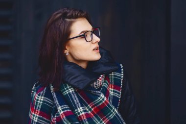 güzel kız gözlük ve bir eşarp bir w karşı portresi