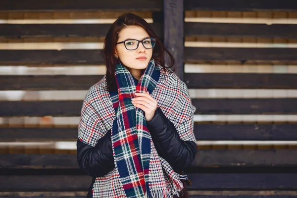 Retrato de menina bonita em óculos e um lenço contra um w — Fotografia de Stock