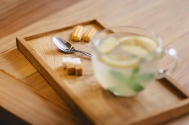 Çerezler ile ahşap bir stand limonlu çay