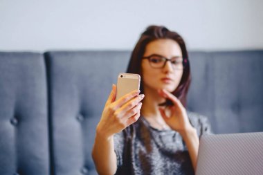 Bir çekici kız bir selfie yapıyor bir dizüstü bilgisayar için bir gözlük