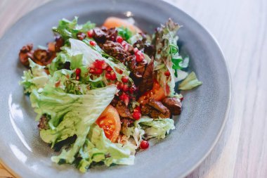 karaciğer ve gri bir tabak salataya el bombası