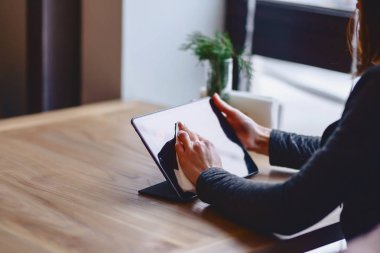 Kız bardaklarda tablo closup tablet ekran bezleri